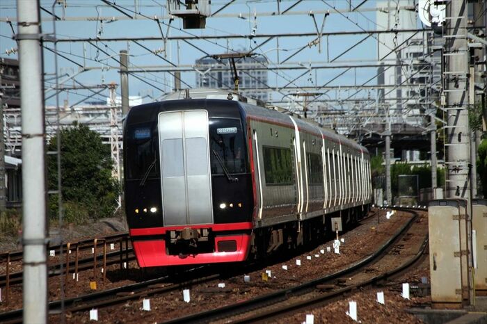 一般車と連結して走る名鉄特急2200系