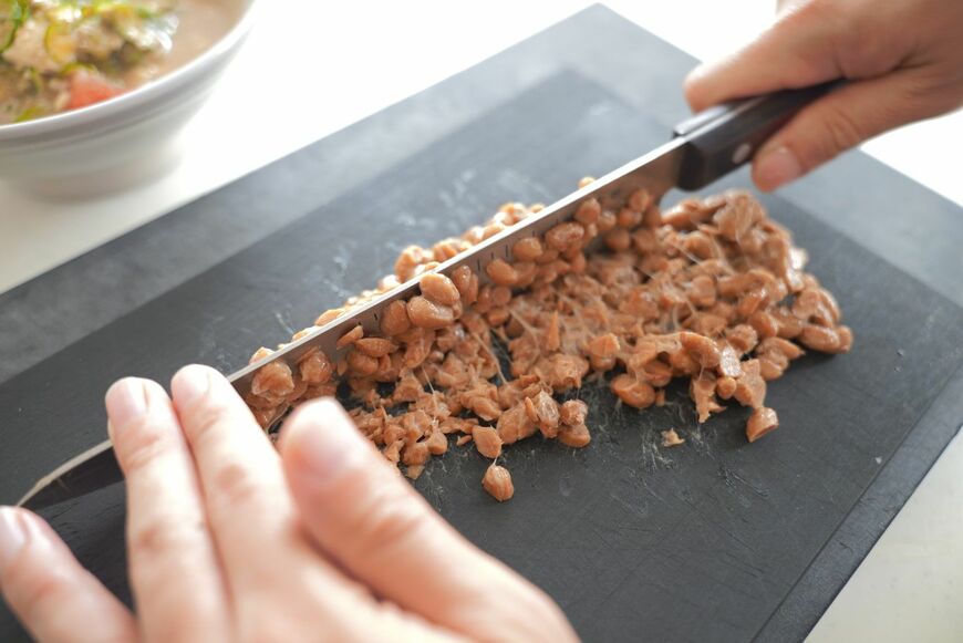 包丁でたたいた納豆