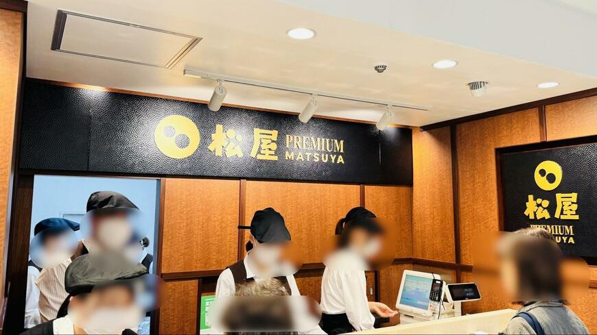 見える範囲で、カウンターに2名。その他商品の受け渡しなどで4名が連携している。（写真：筆者撮影）