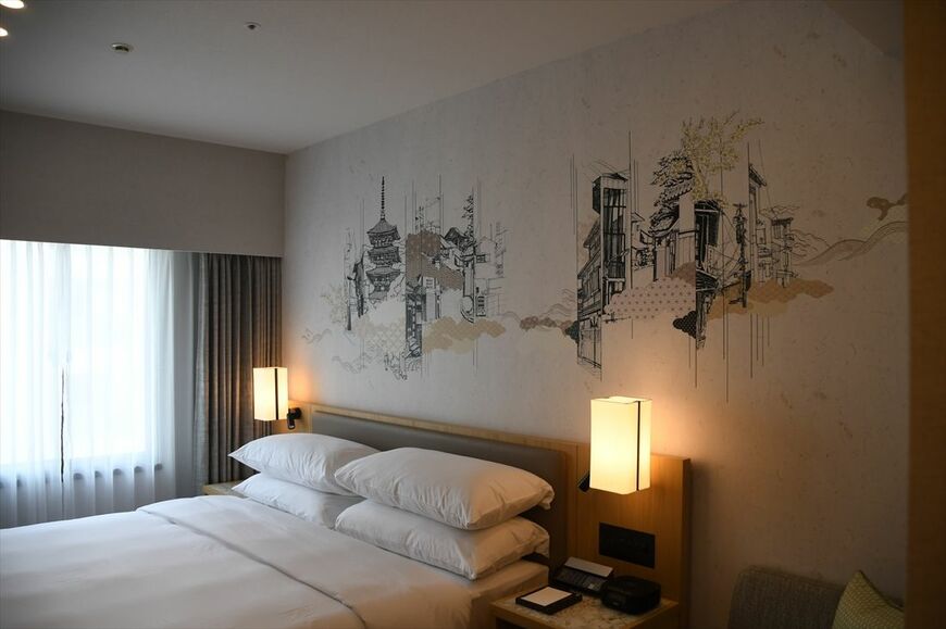 「コートヤード・バイ・マリオット京都四条烏丸」の客室。壁に伝統的な四条の町並みが描かれている（記者撮影）