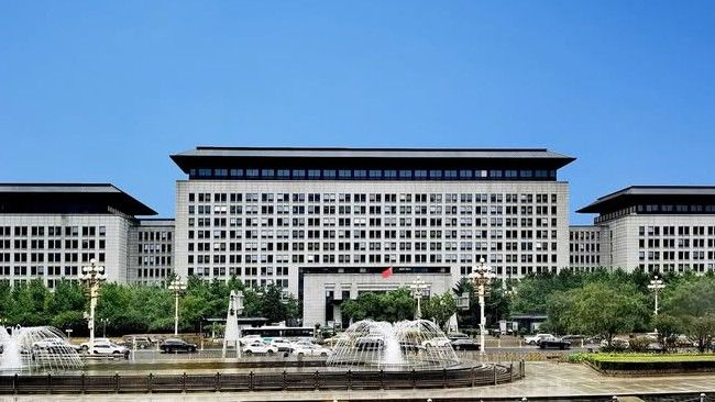 中国側はレアアースだけでなく半導体などに必須のレアメタルも武器に日本への圧力を強めている。写真は北京の商務省ビル(同省のFacebookアカウントから）