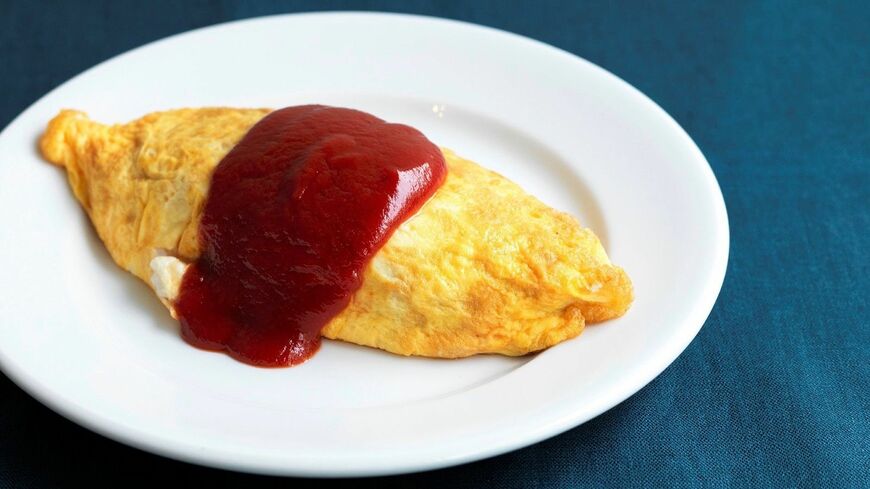 年末年始のごちそうもいいけれど、そろそろフツーのものが食べたい……そんなアナタへ、ケチャップたっぷり「普通のオムライス」（写真：吉澤健太）