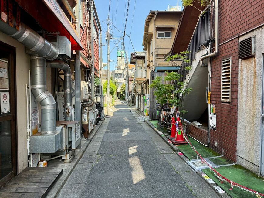 ちらほらと古い建物もある（写真：筆者撮影）
