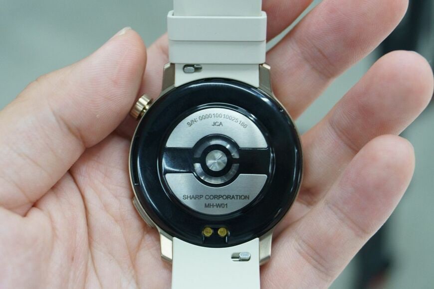 からだメイト Watch裏面のセンサー部。ここから微弱な電流を流して体内の水分変動を検出する（写真：筆者撮影）