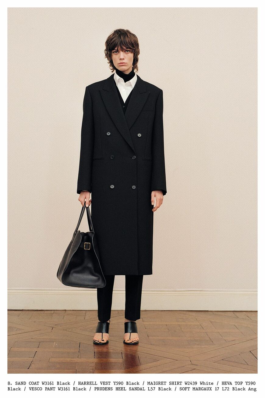 「ザ・ロウ」のルック。ブラックのコートにパンツ、バッグでまとめたコーディネート