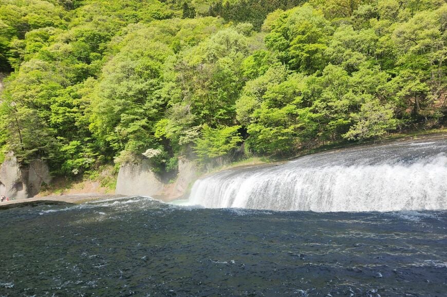 吹割の滝。実際はもっと迫力がある（写真：筆者提供）