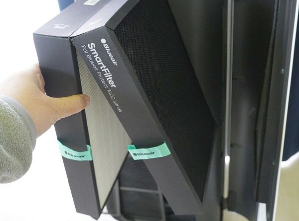 フィルターは分厚く、二重になっている。0.03マイクロメートルというウイルスレベルの超微粒子まで99%以上除去。RFIDチップを通じてフィルターの使用率を記憶し、独自のアルゴリズムによってフィルターの使用状況を分析し、交換時期を教えてくれる（筆者撮影）