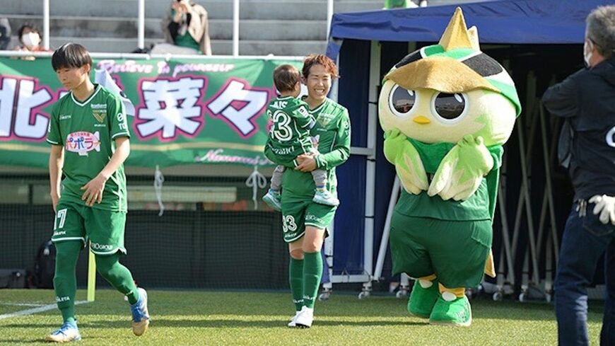 元なでしこ岩清水梓「出産＝引退しかない状況を変えたい」息子とピッチ入場の夢かなえたママプロWEリーガーが語った使命（©TOKYO VERDY）