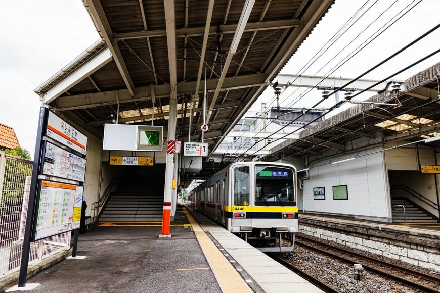 新古河駅のホーム。相対式で橋上駅舎（撮影：鼠入昌史）