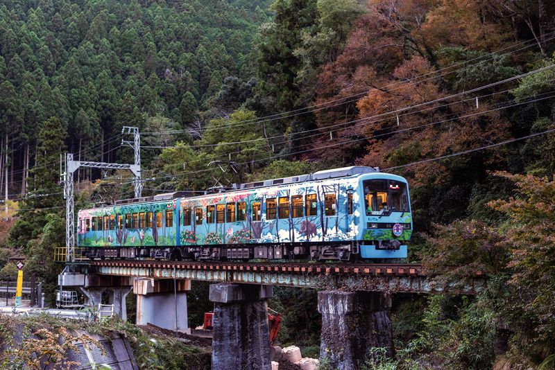 鞍馬へは鞍馬川の谷を遡る。貴船口駅前後には2020年の豪雨災害と2018年の台風の爪痕が残る (貴船口ー鞍馬間、写真：田中秀樹)