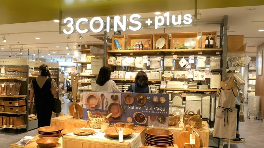 キッチン用品はアイテム数が多く、店舗入り口の展示のほか、「洗う」や「整える」といった工程別に分けて陳列している（記者撮影）