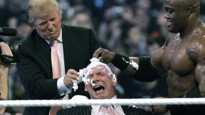 米プロレス団体WWEに登場し、オーナーのビンス・マクマホン氏の頭を剃り上げるドナルド・トランプ氏(写真：アフロ）