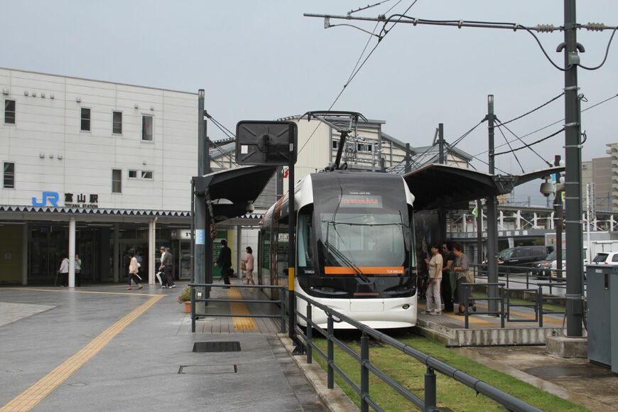 地上駅時代の富山駅と富山駅北電停（筆者撮影）