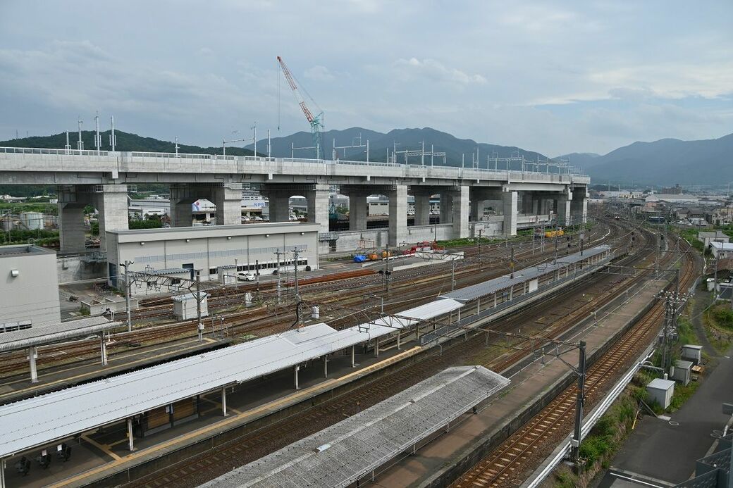 在来線と新幹線の高架