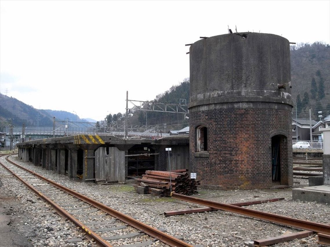 今庄駅に残る給水塔と石炭積所