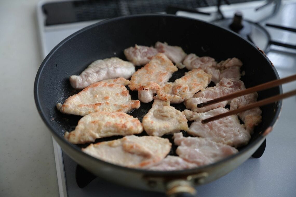 裏返した鶏むね肉