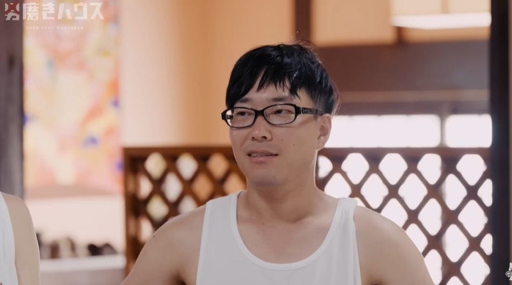 東大卒のアンカメさん。中高6年間男子校で、恋愛未経験で自信がない。ストリートで女性に声をかける荒療治を経験するも、視聴者からは「婚活市場では争奪戦」との声も（画像は「ABEMA バラエティ【公式】」YouTubeのスクリーンショット）