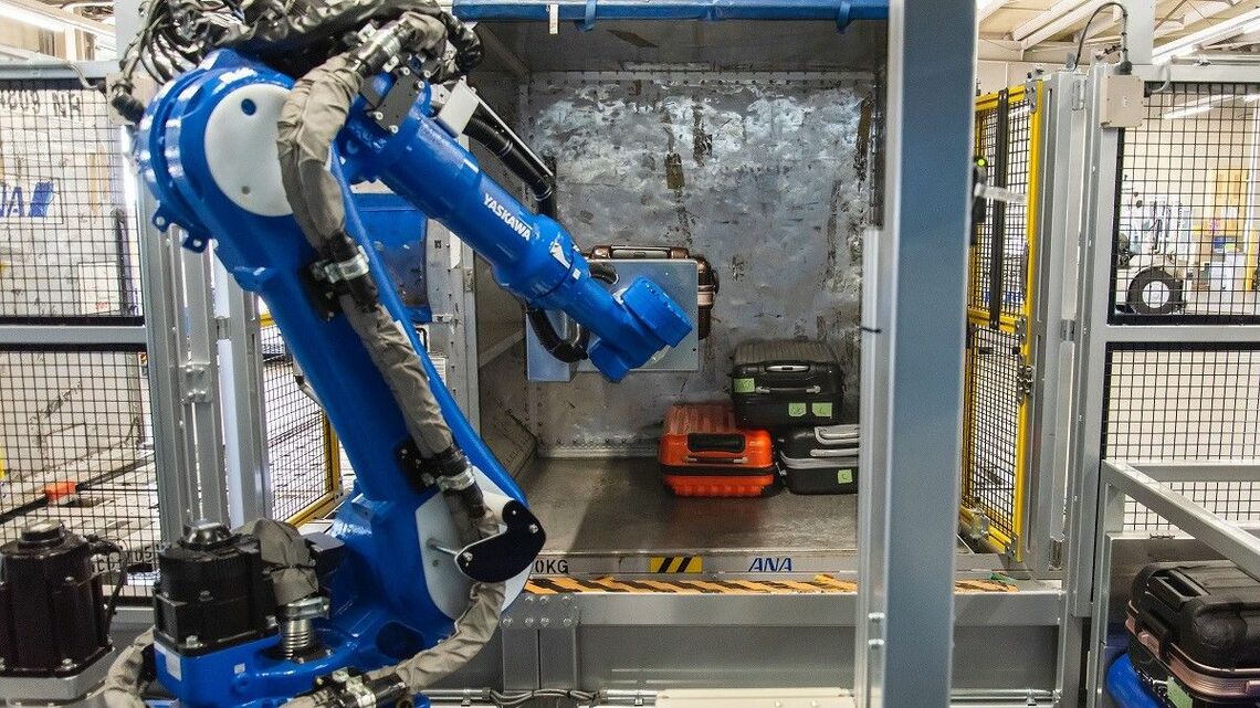 ロボットを利用した手荷物のコンテナ積み込み作業の実証実験（写真：ANA）