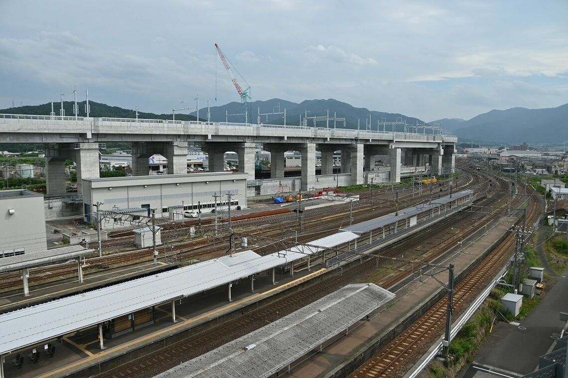 在来線と新幹線の高架