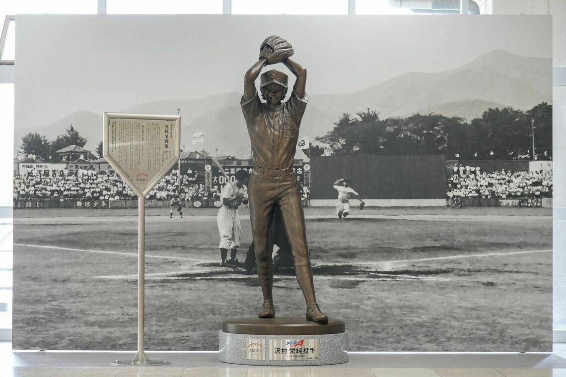 JR桐生駅に設置された野球漫画「ダイヤのA」の主人公・沢村栄純の銅像モニュメント（写真提供：球都桐生プロジェクト）