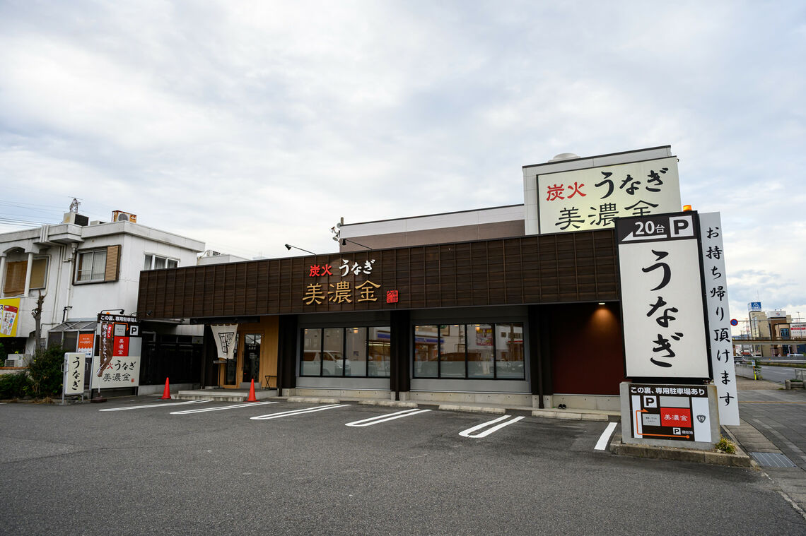 「美濃金 春日井店」外観。店は多くの車が行き交う国道19号線沿い（筆者撮影）