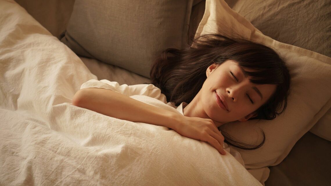 レム睡眠は脳にとって革新的なアイデアの宝庫であり、新しい記憶の痕跡を試す絶好の機会になる(写真:naka/PIXTA)