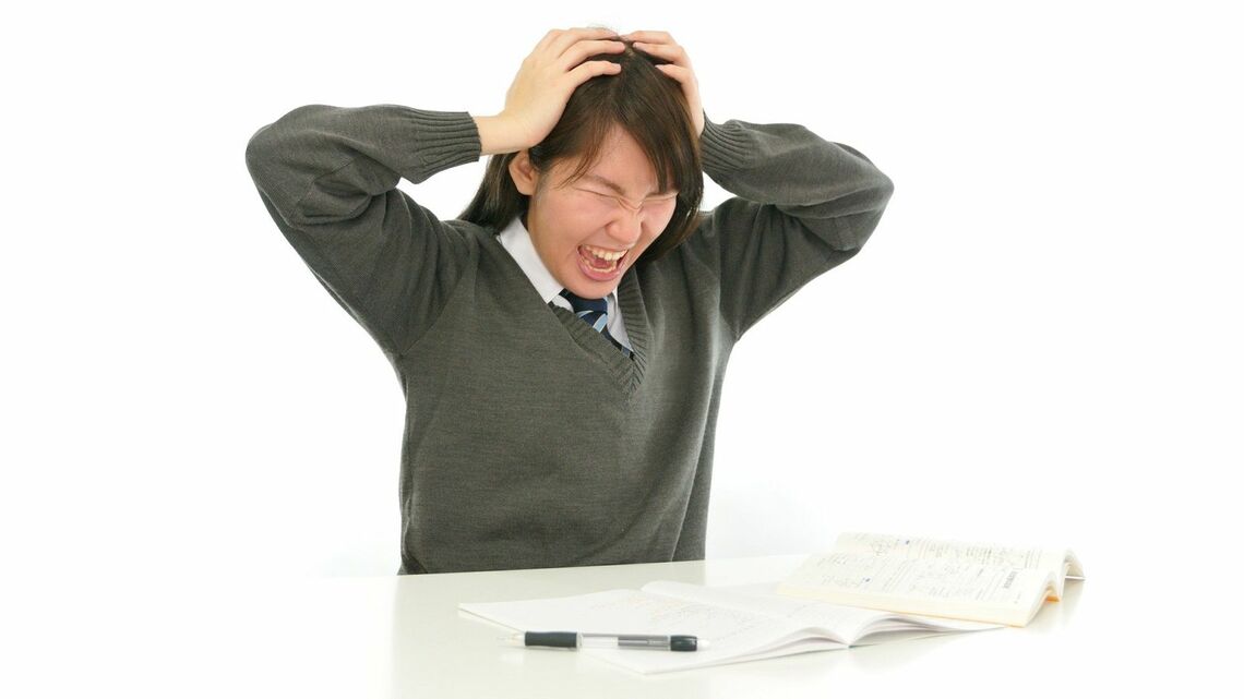悔しがる女子学生