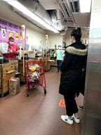 レジで距離を取って会計を待つお客