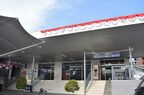 3つの扉があるジョグジャカルタ駅のチケット売り場