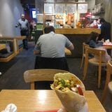 アルメニアの昼飯ケバブサンド。1本350円。めちゃくちゃおいしかったので、おかわりでもう1本注文（筆者撮影）