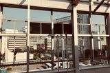 岡山駅では停止目標付近の窓に朝日のまぶしさを防ぐ対策を施した（写真：JR西日本）