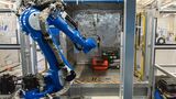 ロボットを利用した手荷物のコンテナ積み込み作業の実証実験（写真：ANA）