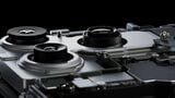 iPhoneで一番の人気機能は圧倒的にきれいな写真が撮れるカメラ。その高品質な写真は品質面での妥協を許さないアップルと日本企業による切磋琢磨の姿勢で保たれている（写真：アップル）