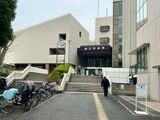 狛江駅から徒歩約4分の場所にある「狛江市役所」（筆者撮影）