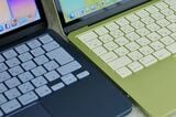 従来のMacBook Air/Proとは少しキータッチが違う。MacBook Neoのほうが柔らかく、安っぽいといえばそうだが、親しみが持てる感じともいえる（写真：筆者撮影）