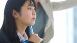 未来を見据える女子高校生と教師