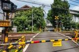 大人になった「貴樹」と「明里」がすれ違う、参宮橋駅付近の踏切（写真：HIT1912／PIXTA）