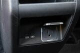「Elite」はリヤコンソールにAC110Vの電源も標準装備。隣に見えるUSB-Cの充電ポートは全車に標準装備される（写真：平野 陽）