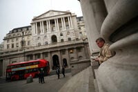 英中銀が10年ぶり利上げ､政策金利0.5％に 今後3年間｢非常に緩やかな｣追加利上げへ