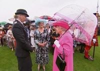 英女王、中国当局は「大変失礼」　パーティーの会話放映される