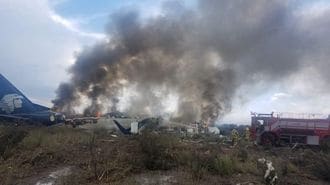 メキシコで飛行機が緊急着陸､85人が負傷