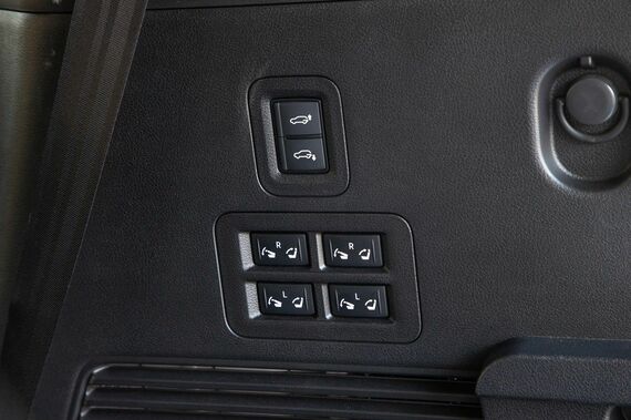 荷室側からシートや車高を調整できるスイッチを装備