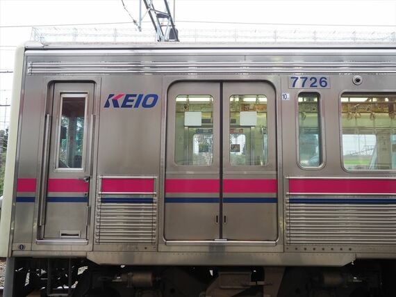 7000系 先頭車側面