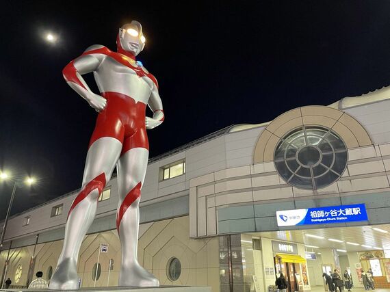 駅前にあるウルトラマンシンボル像