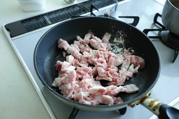 フライパンに投入した豚バラ肉