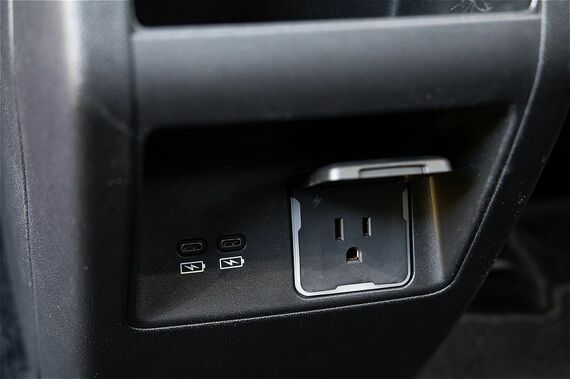 「Elite」はリヤコンソールにAC110Vの電源も標準装備。隣に見えるUSB-Cの充電ポートは全車に標準装備される