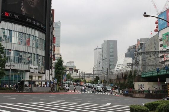 西武新宿駅前からJR新宿駅東口方面を見る