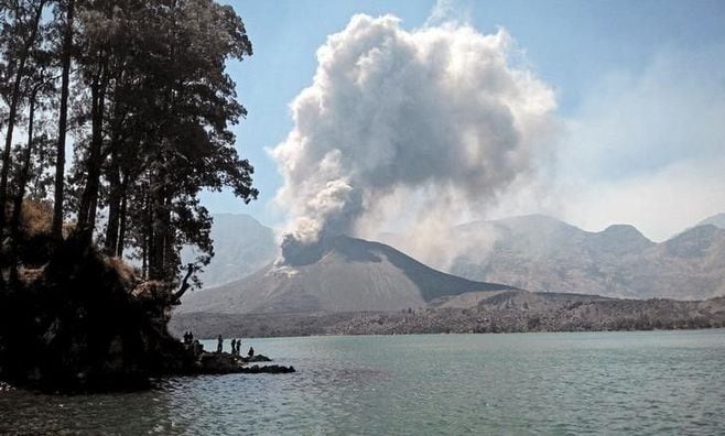 バリ付近の島にあるリンジャニ山が噴火