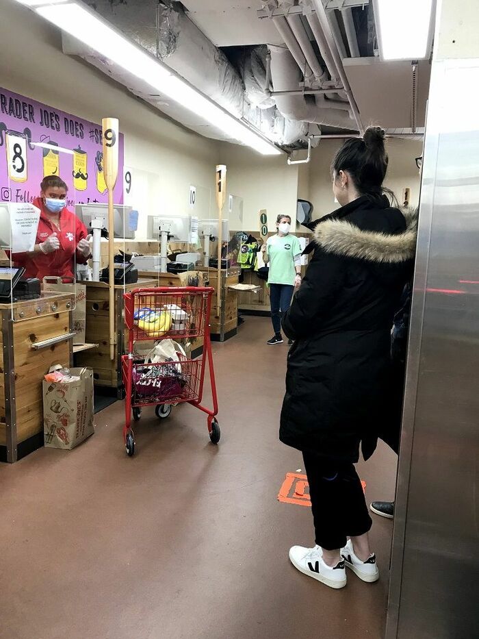 レジで距離を取って会計を待つお客