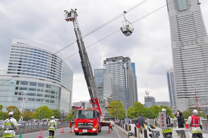隊員らを乗せたバスケットが上昇する